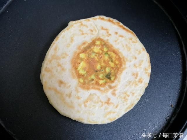 半碗面粉，三个鸡蛋，手不沾面，挤一挤，转一转，快速搞定早餐