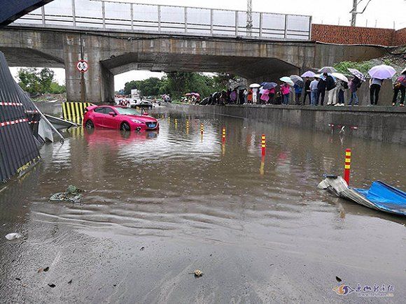 强风暴雨夜袭四川乐山 成昆铁路18趟旅客列车受影响