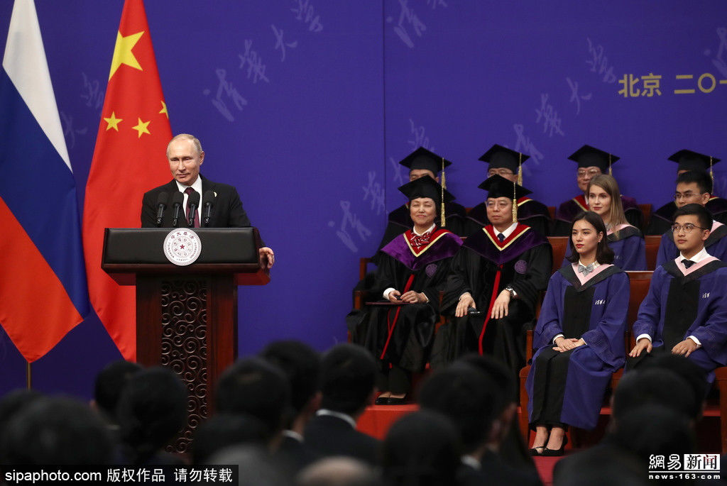 清华校长为普京颁名誉博士学位证书