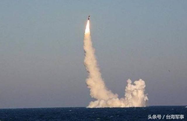 俄罗斯战略核武库杀手锏亮相,4枚导弹齐发,美