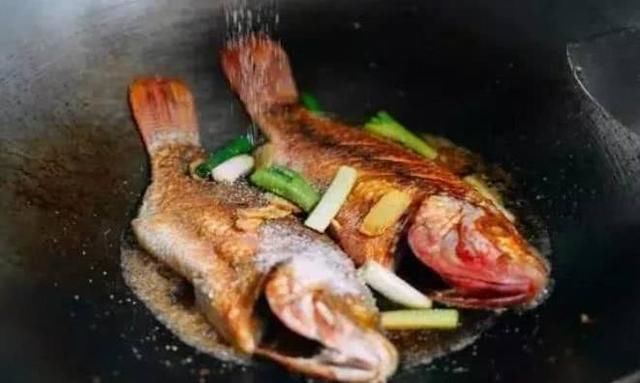 煎鱼用冷油还是热油下锅？很多人都不知道，难怪粘锅还掉皮