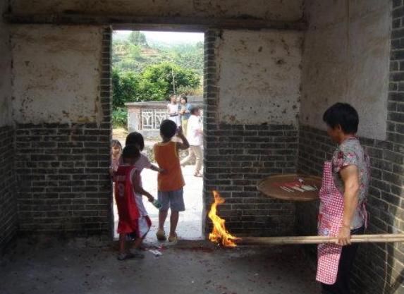 婆婆住院，我全心全力照顾，婆婆出院宣布了一决定，家里翻了天