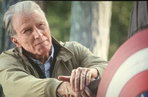 复联4:钢铁侠风光葬礼,美队交代后事,而她:再见