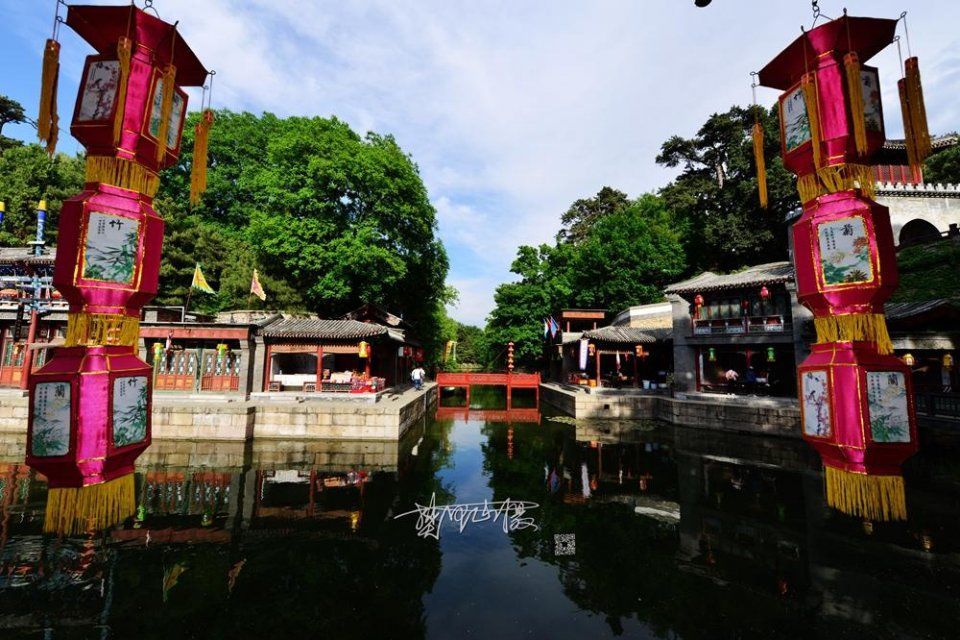 京城节后迎来蓝天白云，颐和园苏州街难得美景游客流连忘返