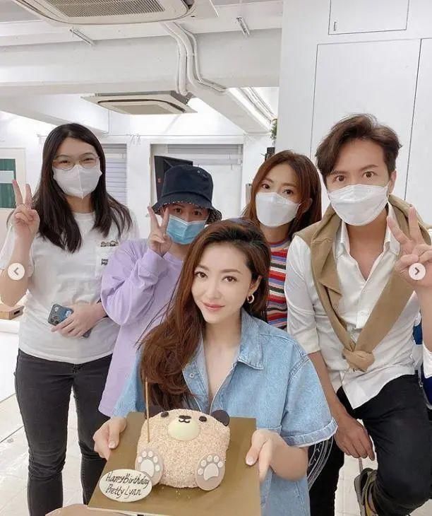 熊黛林提前庆40岁生日,手捧蛋糕C位合影露甜笑,四肢纤瘦妥妥辣妈