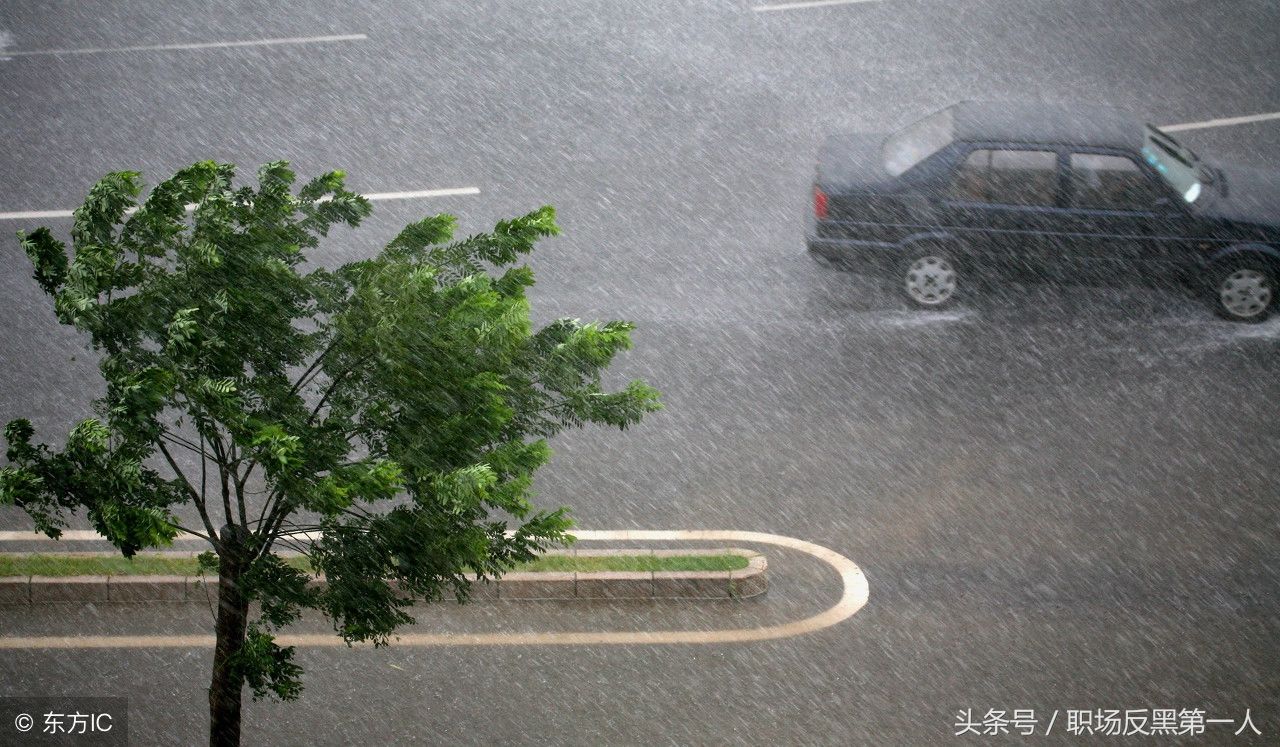 广东佛山:台风“艾云尼”，乌云密布，如“世界未日”来临一样!