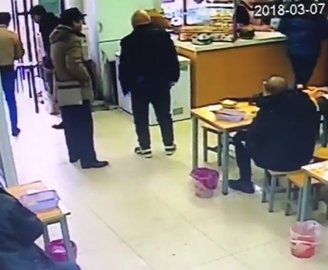 男子在店里吃早餐，监控拍下了他的恶行，店主暴怒：我真的很生气