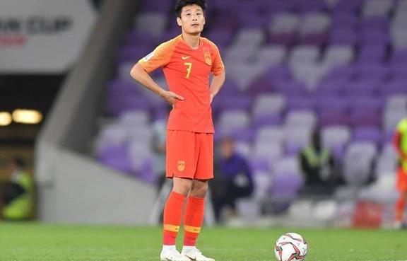 中国足坛又一波官宣!国安首签出炉,国足名宿助