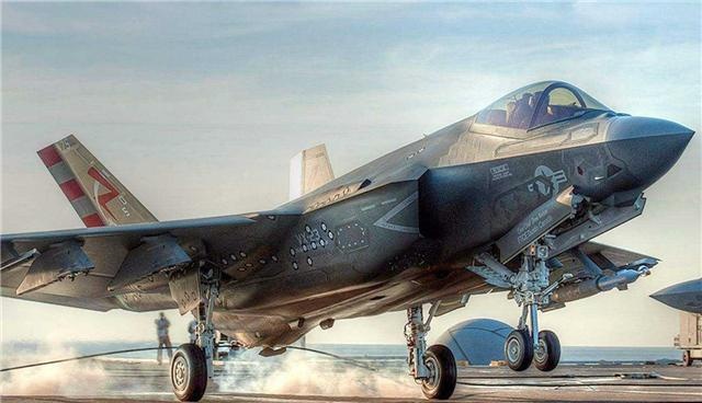 美F-35B隐形战机爆炸坠毁,飞行员抛弃战机逃生