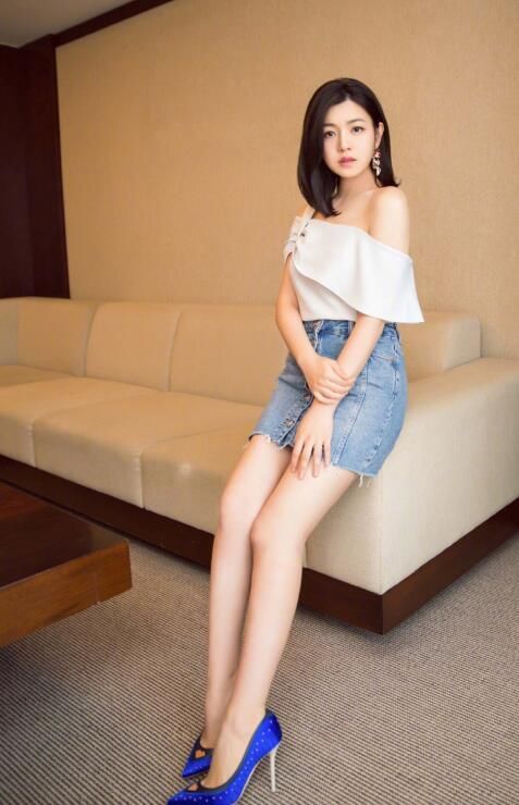 陈妍希现身公益活动,白色波点连衣裙搭配牛仔