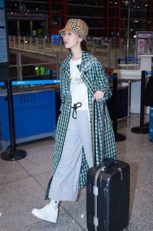 周冬雨机场秀很难懂,矮个子还穿蕾丝裙,网友:就