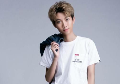 谭松韵孤影打游戏