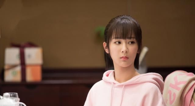 杨紫晒佟年长发定妆照,第一眼竟没认出来!黑长直比短发淑女太多 澳门mg电子