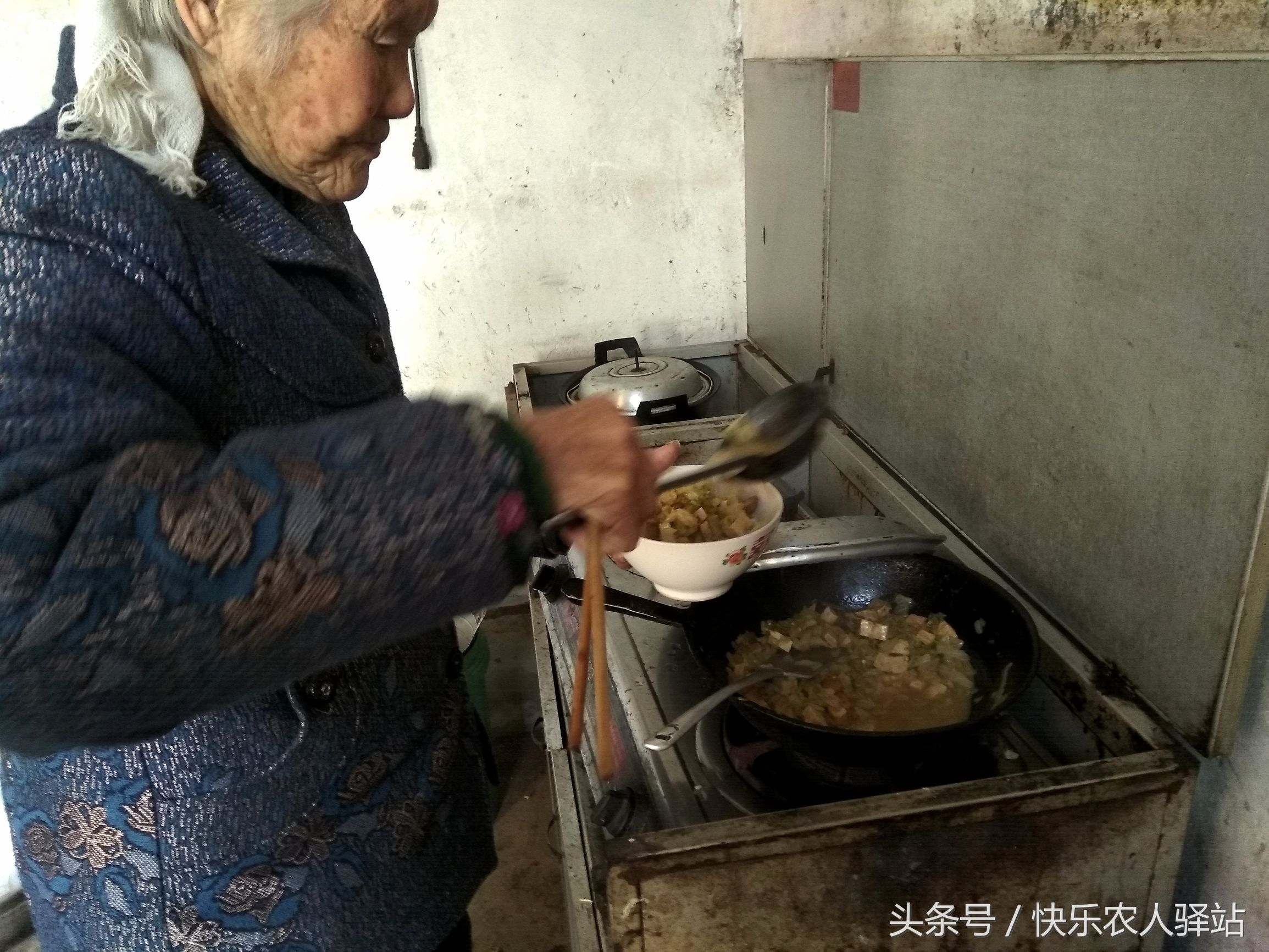 带女友回农村老家，94岁的婆婆做了两锅饭，让人鼻酸