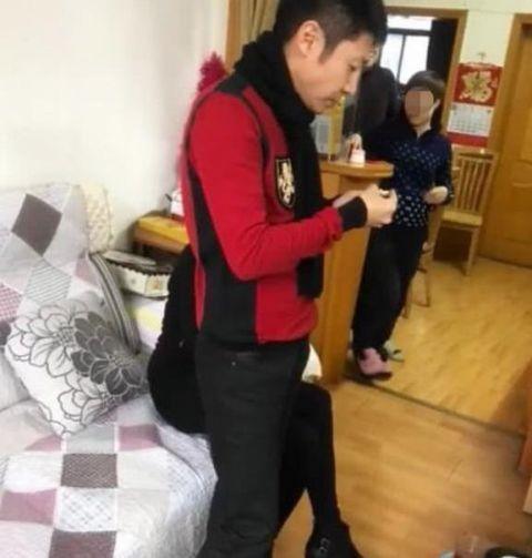 撒贝宁和老婆罕见同框,李白皮肤白皙颜值高,两