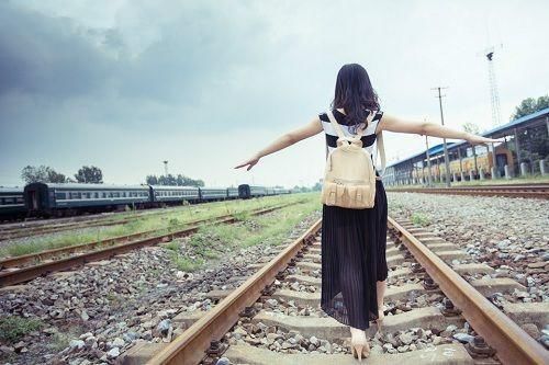 相亲遇到暗恋女孩,我紧张得跑厕所,听到一对话