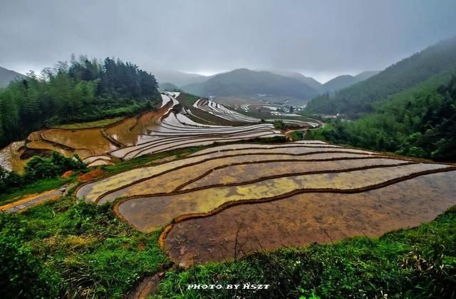 梯田是镶嵌在天边云顶的农耕锦绣，是不是有旅游的冲动？