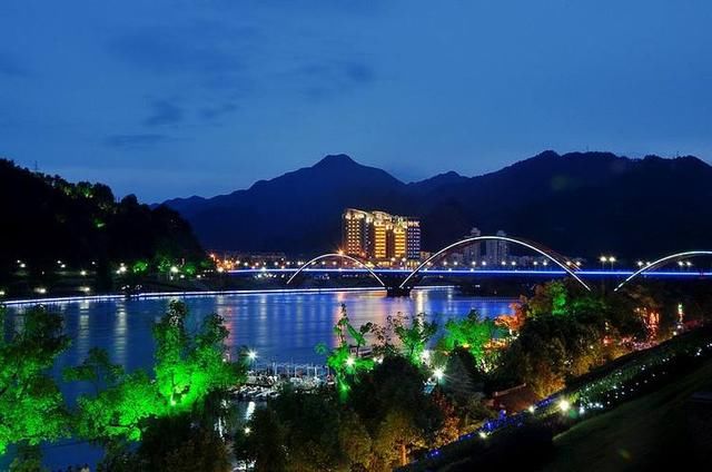 浙江即将修建一条高铁,预计2022年通车,沿线城