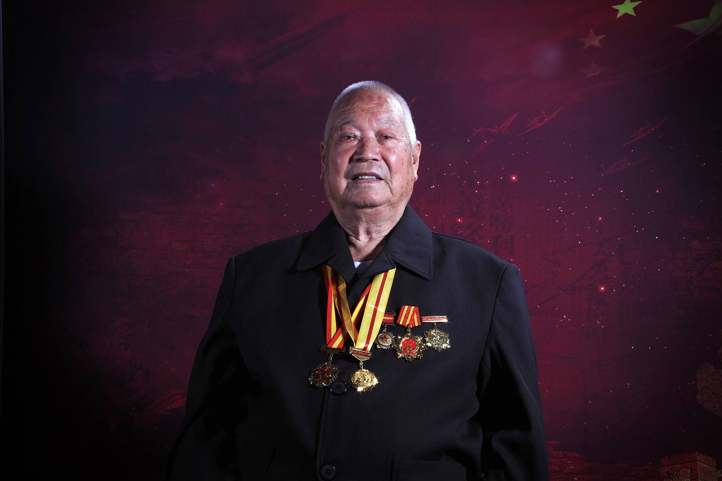 国家公祭日重温老兵风采,多数散居农村,有人咳