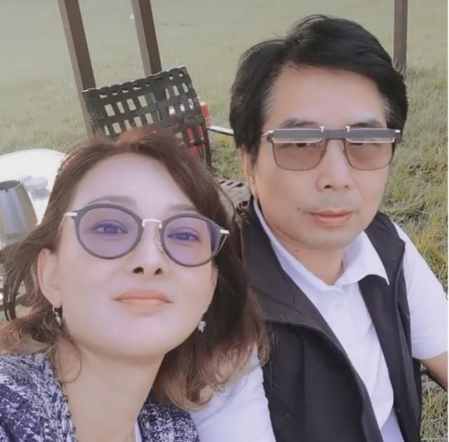 47岁牛莉大方晒大7岁圈外老公，长相儒雅帅气尽显，两人好甜蜜