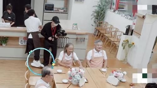 张艺兴乔装整蛊黄渤，却被老狐狸喂朝天椒，见面就变极挑