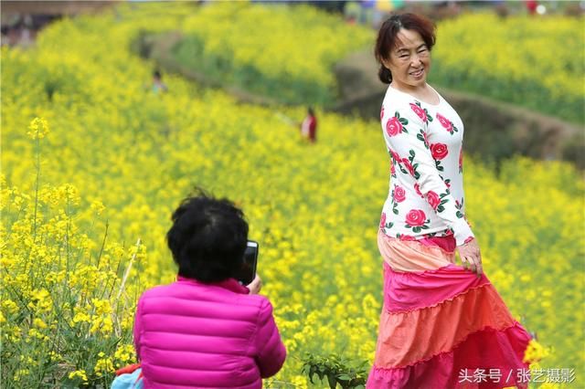 春天的婺源 油菜花盛开，姑娘头戴十元花环满山遍野拍照