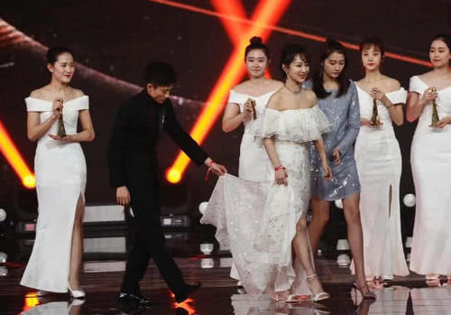 2018微博之夜最新票选,邓伦终于进入前十,杨紫