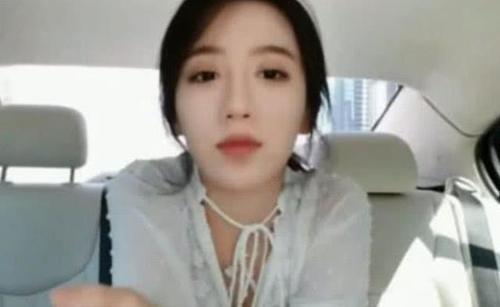 呆妹儿半真空坐车开直播,司机猛的一踩刹车,