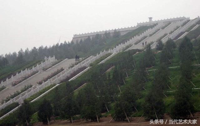 华国锋墓地，苍松翠柏，庄严肃穆，民众常自发来凭吊