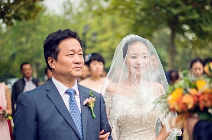 梦境之谜，解析梦见在水里捉鱼的深层含义与讲究