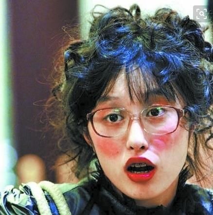 30岁“丑女”李欣汝晒女儿，澄清自己未离婚，没有被富豪老公家暴