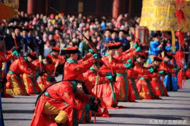 每逢皇帝恩赐此物，官员们事先都要准备银子，向太监买纸买盐