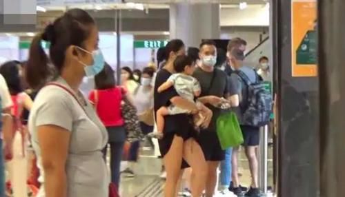 黎明前妻乐基儿逛街，抱着娃还得推婴儿车真累！富豪老公也没帮忙
