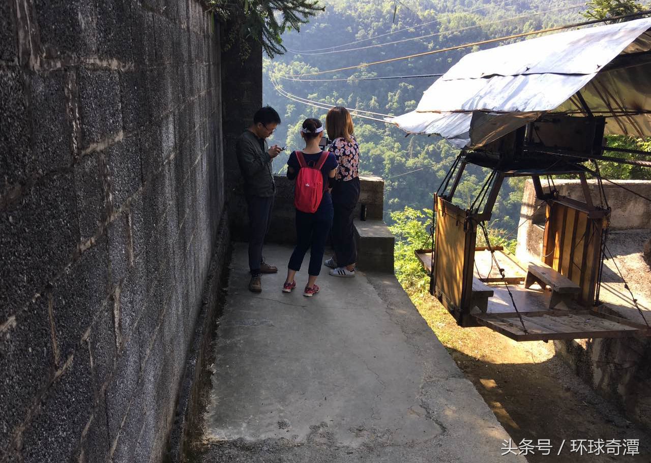 湖北恩施最危险的山村，村民进出全靠“铁篮子”索道