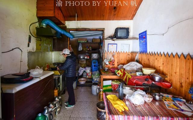 丽江束河古镇15元的早餐，一碗米线一个纳西粑粑，还算合理吧？