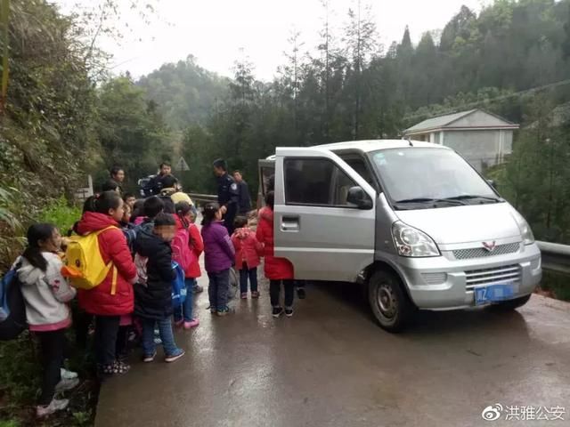 太危险了!眉山一7人座面包车竟塞23个学生!一