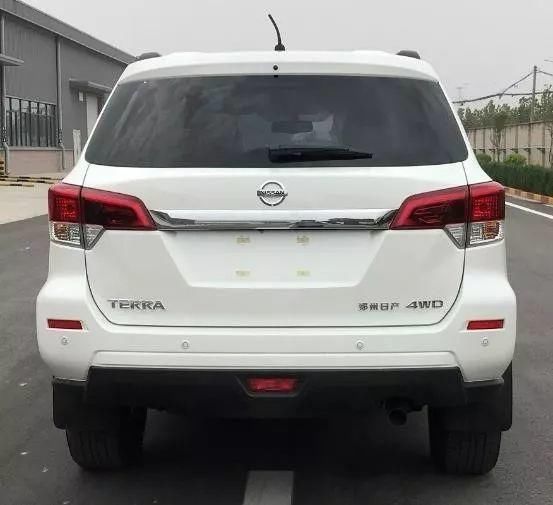 帕拉丁作为一款偏重越野定位的SUV,在2003年上市之后取得了不错的市场表现,顺便也将郑州日产的品牌形象提升了不少。其实日产在海外早已推出了新一代帕拉丁,郑州日产先引入国内的则是其皮卡版本,即纳瓦拉。 纳瓦拉推出之后,基于同平台打造的新一代帕拉丁也就呼之欲出。不过郑州日产似乎并不想继续使用帕拉丁这个经典的名字,而是将新车命名为途达,多了几分寓意。 途达的外观设计自然和纳瓦拉脱不了干系,整体也符合日产最新的"V-Motion"家族式风格。前脸较有冲击力,U型镀铬格栅与两侧头灯相连,灯组内部的L