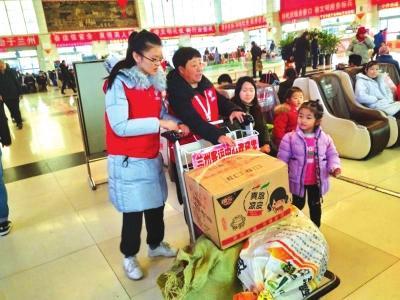 春运志愿者刘菊英在兰州客运中心做志愿服务