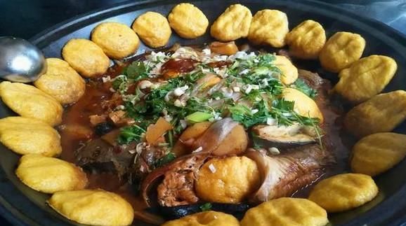 玉米饼子炖鱼, 东北这道菜我给满分, 看着都流口水