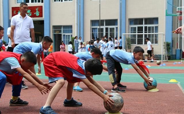 中国足协D级教练送课送培广汉市实验小学