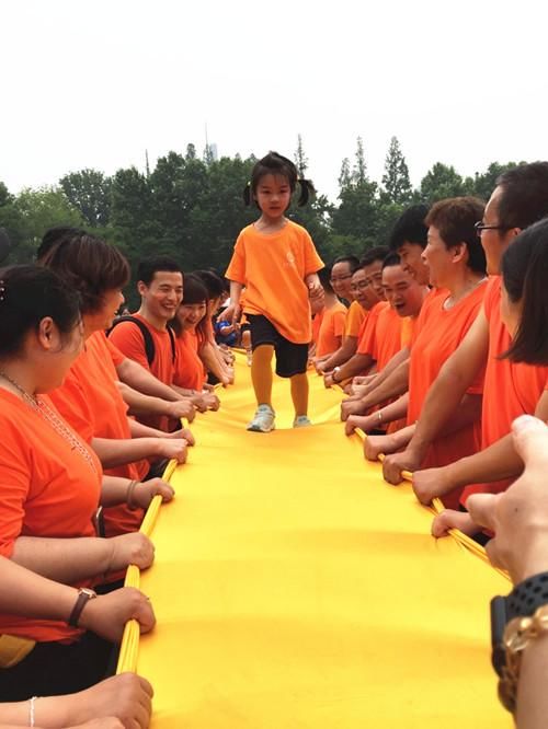 视频这个活动办得好,让孩子们和爸妈玩游戏