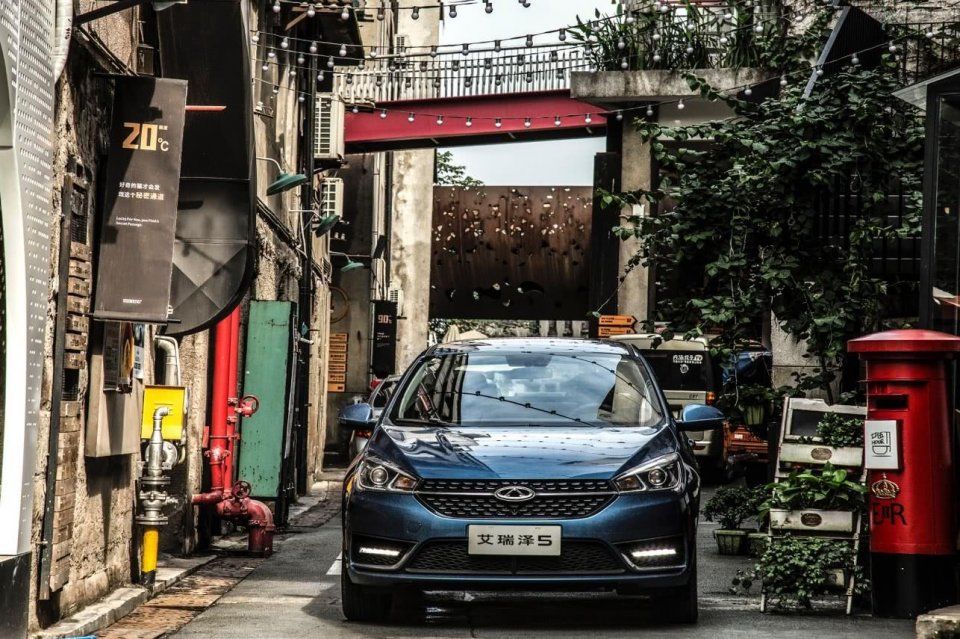 热辣火锅、梦幻夜景、曲折山路,与奇瑞艾瑞泽5探秘魔幻重庆