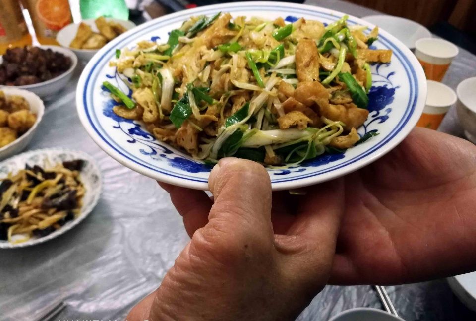 春节回家吃年夜饭, 满满一桌子全是妈妈的味道