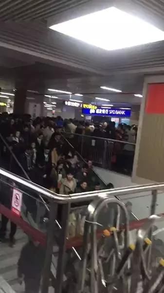 郑州单双号限行首日,有人5点半起床赶早班地铁