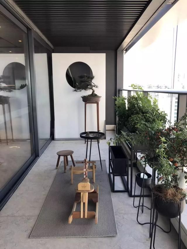 有钱人的焦虑:5000万身价,只能找个角落蹲着!