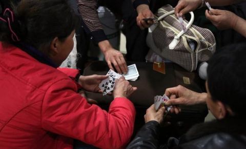 老公给我3万过节费,我看了他的工资卡后气得要