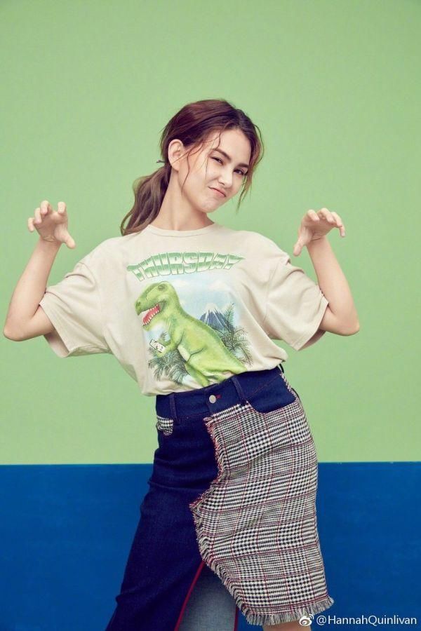 组图:昆凌穿复古牛仔裙小露香肩秀美腿 头戴贝