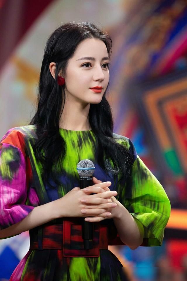 任嘉伦迪丽热巴走上大舞台，用歌声向祖国告白，嘉人爱丽丝乐开怀