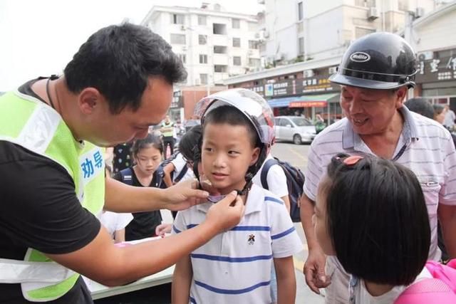 州交警共享头盔很走心 铁汉柔情的明星在朋友圈点赞