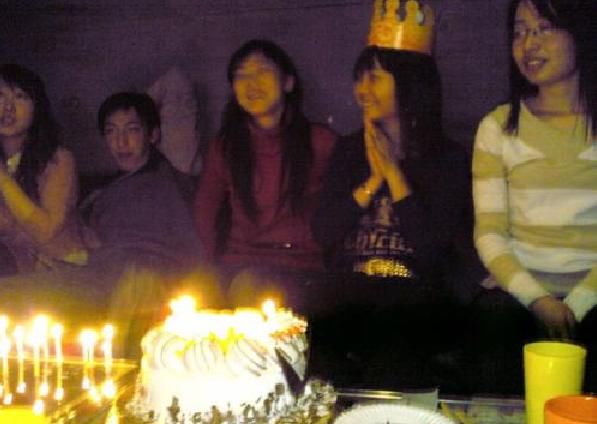 闺蜜生日给我发了一条短信,看到男友发的朋友